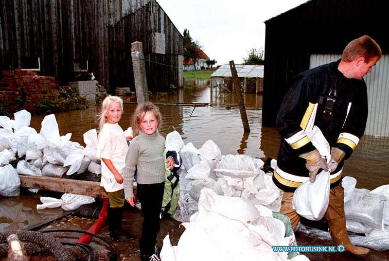 98091504.jpg - DE DORDTENAAR :GOUDSWAARD:WATEROVERLAST:15-09-1998:OP DE DORPSSTRAAT IN GPOUDSWAARDT ZIJN ZELFS DE JEUGT BETROKKEN BIJ DE WAQTEROVERLAST ZE VULDE DE GEHELEDAG ZAND ZAKEN VOOR DE BRANDWEER  DIE DE HUISEN WATER DICHT PROBEERDE TE KRIJGENOOK MINISTER APOTHEKER  VAN LANDBOUW KWAM EEN KIJKJE NEMEN BIJ BOER SCHELLING OP DE BOS WEG 1 IN GOUDSWAARD.Deze digitale foto blijft eigendom van FOTOPERSBURO BUSINK. Wij hanteren de voorwaarden van het N.V.F. en N.V.J. Gebruik van deze foto impliceert dat u bekend bent  en akkoord gaat met deze voorwaarden bij publicatie.EB/ETIENNE BUSINK