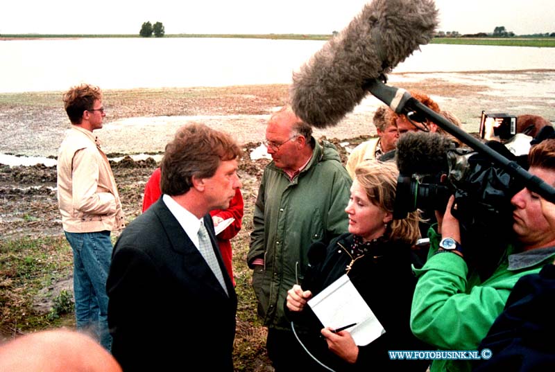 98091507.jpg - DE DORDTENAAR :GOUDSWAARD:WATEROVERLAST:15-09-1998:OP DE DORPSSTRAAT IN GPOUDSWAARDT ZIJN ZELFS DE JEUGT BETROKKEN BIJ DE WAQTEROVERLAST ZE VULDE DE GEHELEDAG ZAND ZAKEN VOOR DE BRANDWEER  DIE DE HUISEN WATER DICHT PROBEERDE TE KRIJGENOOK MINISTER APOTHEKER  VAN LANDBOUW KWAM EEN KIJKJE NEMEN BIJ BOER SCHELLING OP DE BOS WEG 1 IN GOUDSWAARD.Deze digitale foto blijft eigendom van FOTOPERSBURO BUSINK. Wij hanteren de voorwaarden van het N.V.F. en N.V.J. Gebruik van deze foto impliceert dat u bekend bent  en akkoord gaat met deze voorwaarden bij publicatie.EB/ETIENNE BUSINK