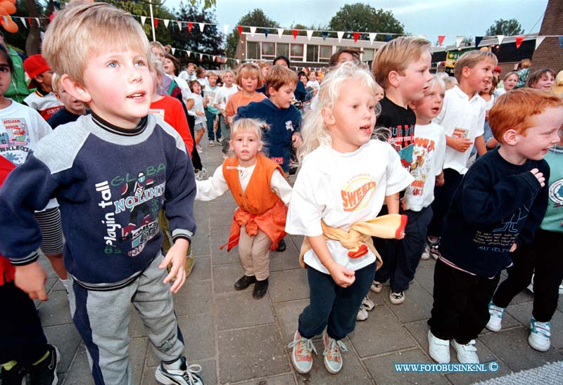 98091803.jpg - DE DORDTENAAR :HEERJAARSDAM:JUBILEUM:18-09-1998:HET 25 JARIGE JUBILEUM VAN DE DIRKTEUR DHR VAN DE GELDER VAN DE KONINGIN JULIANA SCHOOL AAN DE SPORTLAAN KINDEREN DEON AAN AEROBICEN.Deze digitale foto blijft eigendom van FOTOPERSBURO BUSINK. Wij hanteren de voorwaarden van het N.V.F. en N.V.J. Gebruik van deze foto impliceert dat u bekend bent  en akkoord gaat met deze voorwaarden bij publicatie.EB/ETIENNE BUSINK