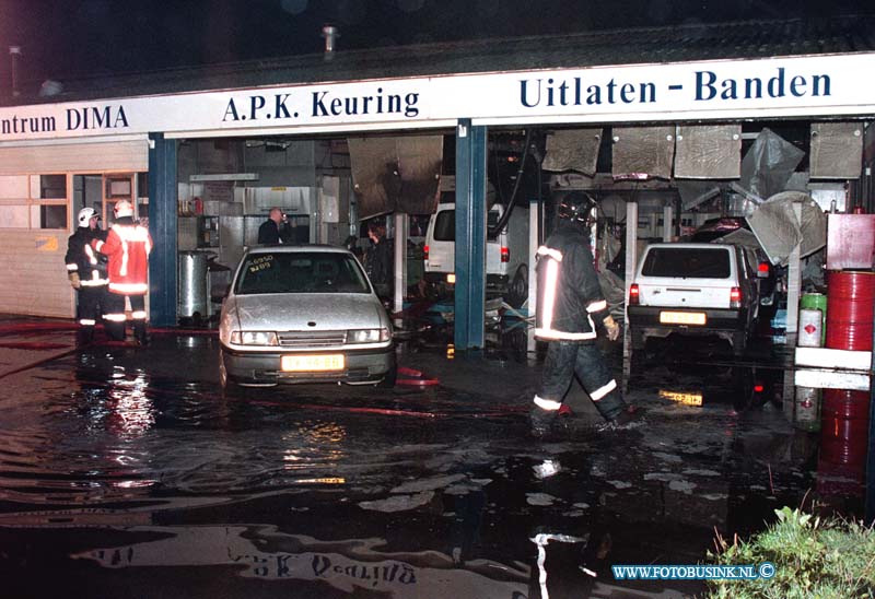 98092001.jpg - DE DORDTENAAR :GORINCHEM:20-09-1998: EEN KORTE MAAR UITSLAANDE BRAND HEEFT EEN BEDRIJF IN AUTO VERWEONST OP DE BUITENBAAN IN GORCHUM DE BRAND WERDT OM STREEKS 01.44 GEMELD MOGELIJK IS ER SPRAAKE VAN BRANDSTICHTING.Deze digitale foto blijft eigendom van FOTOPERSBURO BUSINK. Wij hanteren de voorwaarden van het N.V.F. en N.V.J. Gebruik van deze foto impliceert dat u bekend bent  en akkoord gaat met deze voorwaarden bij publicatie.EB/ETIENNE BUSINK