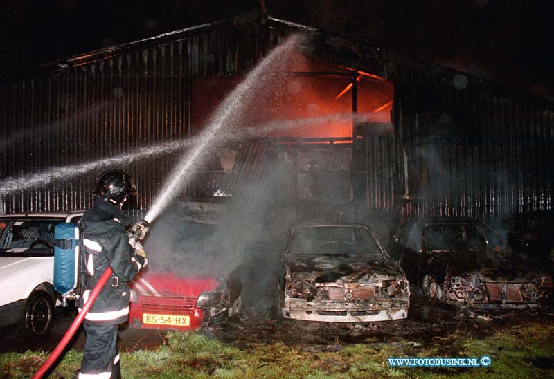 98092003.jpg - DE DORDTENAAR :GORINCHEM:20-09-1998: EEN KORTE MAAR UITSLAANDE BRAND HEEFT EEN BEDRIJF IN AUTO VERWEONST OP DE BUITENBAAN IN GORCHUM DE BRAND WERDT OM STREEKS 01.44 GEMELD MOGELIJK IS ER SPRAAKE VAN BRANDSTICHTING.Deze digitale foto blijft eigendom van FOTOPERSBURO BUSINK. Wij hanteren de voorwaarden van het N.V.F. en N.V.J. Gebruik van deze foto impliceert dat u bekend bent  en akkoord gaat met deze voorwaarden bij publicatie.EB/ETIENNE BUSINK