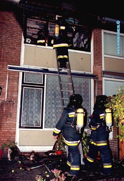 98092005.jpg - DE DORDTENAAR :ZWIJNDRECHT:20-09-1998: EEN KORTE MAAR HEVIGE UITSLAANDE BRAND HEEFT EEN WONING IN DE GERARD DOUWESTRAAT 22 IN ZWIJNDRECHT VERWOEST MOGELIJK OM DAT EEN KAARSJE IN DE SLAAPKAMER WAS OMGEVALLEN.Deze digitale foto blijft eigendom van FOTOPERSBURO BUSINK. Wij hanteren de voorwaarden van het N.V.F. en N.V.J. Gebruik van deze foto impliceert dat u bekend bent  en akkoord gaat met deze voorwaarden bij publicatie.EB/ETIENNE BUSINK