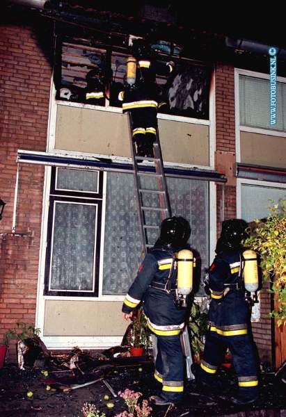 98092005.jpg - DE DORDTENAAR :ZWIJNDRECHT:20-09-1998: EEN KORTE MAAR HEVIGE UITSLAANDE BRAND HEEFT EEN WONING IN DE GERARD DOUWESTRAAT 22 IN ZWIJNDRECHT VERWOEST MOGELIJK OM DAT EEN KAARSJE IN DE SLAAPKAMER WAS OMGEVALLEN.Deze digitale foto blijft eigendom van FOTOPERSBURO BUSINK. Wij hanteren de voorwaarden van het N.V.F. en N.V.J. Gebruik van deze foto impliceert dat u bekend bent  en akkoord gaat met deze voorwaarden bij publicatie.EB/ETIENNE BUSINK