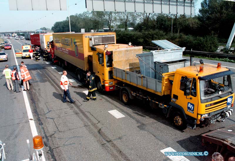 98092102.jpg - WFA :ZWIJNDRECHT:ONGEVAL 5 VRACHTWAGENS RW A16:21-09-12998: OM 11.40 UUR  REDEN 5 VRACHTWAGENS OP ELKAAR IN TOEN DE VOORSTE PLOTSELING REMDE  TIJDENS WEG WERKZAAM HEDEN . WAREN ER 2 PERSONEN AUTO EN DIE  EEN ONGELIJK HADDEN GEHAD DE POLITIE STOND DE AANRIJDIUNG OP TE NEMEN OP DE VLUCHTSTROOK . TOEN DE VRACHTWAGENS OP ELKAAR REDEN HEBBEN DE CHAUFFEURS WAARSCHIJNLIJK NAAR HET ONGEVAL GEKEKEN ER RAAKTE 2 CHAUFFEURS GEWOND EN EEN DREDE WERDT TIJDENS HET VERHOOR ONWEL DE RIJKSW EG WERDT EVEN AF GESLOTEN HET DUURDE 2 UUR VOOR ALLES WAS OPGERUIMT GEEN VAN DE VRACHTWAGENS KON NOG RIJDEN EN WERDEN AFGESLEEPT ER ONSTOND EEN PAAR KILOMETER FILE HIER DOOR.Deze digitale foto blijft eigendom van FOTOPERSBURO BUSINK. Wij hanteren de voorwaarden van het N.V.F. en N.V.J. Gebruik van deze foto impliceert dat u bekend bent  en akkoord gaat met deze voorwaarden bij publicatie.EB/ETIENNE BUSINK