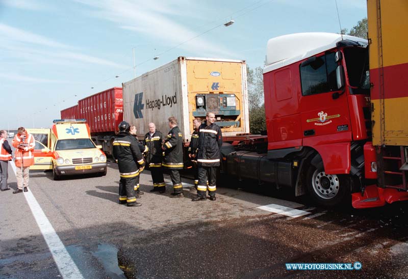 98092103.jpg - WFA :ZWIJNDRECHT:ONGEVAL 5 VRACHTWAGENS RW A16:21-09-12998: OM 11.40 UUR  REDEN 5 VRACHTWAGENS OP ELKAAR IN TOEN DE VOORSTE PLOTSELING REMDE  TIJDENS WEG WERKZAAM HEDEN . WAREN ER 2 PERSONEN AUTO EN DIE  EEN ONGELIJK HADDEN GEHAD DE POLITIE STOND DE AANRIJDIUNG OP TE NEMEN OP DE VLUCHTSTROOK . TOEN DE VRACHTWAGENS OP ELKAAR REDEN HEBBEN DE CHAUFFEURS WAARSCHIJNLIJK NAAR HET ONGEVAL GEKEKEN ER RAAKTE 2 CHAUFFEURS GEWOND EN EEN DREDE WERDT TIJDENS HET VERHOOR ONWEL DE RIJKSW EG WERDT EVEN AF GESLOTEN HET DUURDE 2 UUR VOOR ALLES WAS OPGERUIMT GEEN VAN DE VRACHTWAGENS KON NOG RIJDEN EN WERDEN AFGESLEEPT ER ONSTOND EEN PAAR KILOMETER FILE HIER DOOR.Deze digitale foto blijft eigendom van FOTOPERSBURO BUSINK. Wij hanteren de voorwaarden van het N.V.F. en N.V.J. Gebruik van deze foto impliceert dat u bekend bent  en akkoord gaat met deze voorwaarden bij publicatie.EB/ETIENNE BUSINK