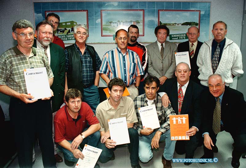 98092201.jpg - DE DORDTENAAR :DORDRECHT:COVENANT:22-09-1998:VV DUBBELDAM ONDER TEKENING DOOR ALLE CLUB VAN HET COVENANT TEGEN GEWELD BIJ VOETBAL.Deze digitale foto blijft eigendom van FOTOPERSBURO BUSINK. Wij hanteren de voorwaarden van het N.V.F. en N.V.J. Gebruik van deze foto impliceert dat u bekend bent  en akkoord gaat met deze voorwaarden bij publicatie.EB/ETIENNE BUSINK