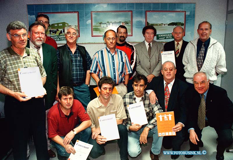 98092202.jpg - DE DORDTENAAR :DORDRECHT:COVENANT:22-09-1998:VV DUBBELDAM ONDER TEKENING DOOR ALLE CLUB VAN HET COVENANT TEGEN GEWELD BIJ VOETBAL.Deze digitale foto blijft eigendom van FOTOPERSBURO BUSINK. Wij hanteren de voorwaarden van het N.V.F. en N.V.J. Gebruik van deze foto impliceert dat u bekend bent  en akkoord gaat met deze voorwaarden bij publicatie.EB/ETIENNE BUSINK