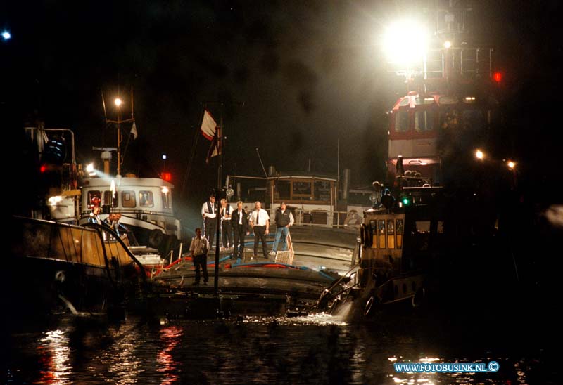 98092401.jpg - WFA :MOERDIJK:AANVAARING SCHIP:24-09-1998:EEN AANVAARING OP HET HOLLANDSDIEP T/H RIJKSHAVEN VAN MOERDIJK WERDT MET MAN EN MACHT HET ZINKENDESCHIP BOVEN WATER GEHOUDEN.Deze digitale foto blijft eigendom van FOTOPERSBURO BUSINK. Wij hanteren de voorwaarden van het N.V.F. en N.V.J. Gebruik van deze foto impliceert dat u bekend bent  en akkoord gaat met deze voorwaarden bij publicatie.EB/ETIENNE BUSINK