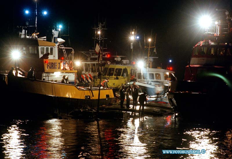 98092402.jpg - WFA :MOERDIJK:AANVAARING SCHIP:24-09-1998:EEN AANVAARING OP HET HOLLANDSDIEP T/H RIJKSHAVEN VAN MOERDIJK WERDT MET MAN EN MACHT HET ZINKENDESCHIP BOVEN WATER GEHOUDEN.Deze digitale foto blijft eigendom van FOTOPERSBURO BUSINK. Wij hanteren de voorwaarden van het N.V.F. en N.V.J. Gebruik van deze foto impliceert dat u bekend bent  en akkoord gaat met deze voorwaarden bij publicatie.EB/ETIENNE BUSINK