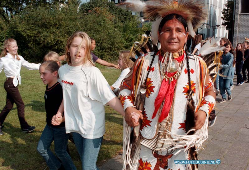 98092501.jpg - DE DORDTENAAR :DORDRECHTt:25-09-1998:SCHOOL DE KEERKRING OP DE OCKENBURG IN DORDRECHT ONTVANGEN VANDAAG ECHTE INDIANEN DIE IETS OVER HUN LAND EN LEEF WIJZEN VERTELLEN.Deze digitale foto blijft eigendom van FOTOPERSBURO BUSINK. Wij hanteren de voorwaarden van het N.V.F. en N.V.J. Gebruik van deze foto impliceert dat u bekend bent  en akkoord gaat met deze voorwaarden bij publicatie.EB/ETIENNE BUSINK