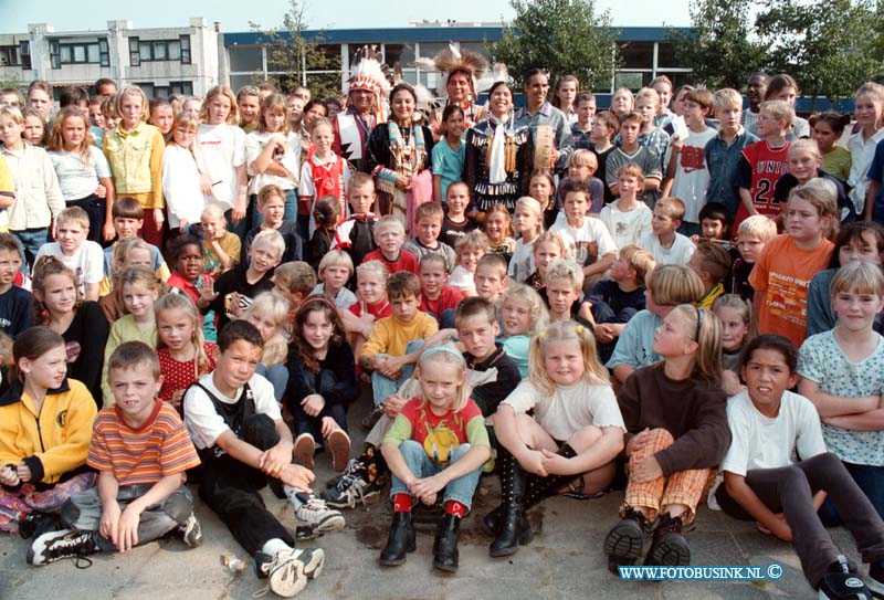 98092509.jpg - DE DORDTENAAR :DORDRECHTt:25-09-1998:SCHOOL DE KEERKRING OP DE OCKENBURG IN DORDRECHT ONTVANGEN VANDAAG ECHTE INDIANEN DIE IETS OVER HUN LAND EN LEEF WIJZEN VERTELLEN.Deze digitale foto blijft eigendom van FOTOPERSBURO BUSINK. Wij hanteren de voorwaarden van het N.V.F. en N.V.J. Gebruik van deze foto impliceert dat u bekend bent  en akkoord gaat met deze voorwaarden bij publicatie.EB/ETIENNE BUSINK