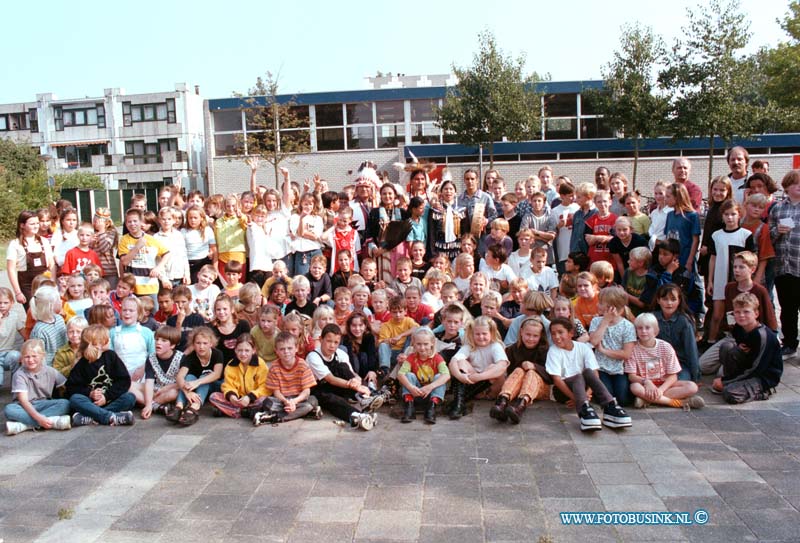 98092510.jpg - DE DORDTENAAR :DORDRECHTt:25-09-1998:SCHOOL DE KEERKRING OP DE OCKENBURG IN DORDRECHT ONTVANGEN VANDAAG ECHTE INDIANEN DIE IETS OVER HUN LAND EN LEEF WIJZEN VERTELLEN.Deze digitale foto blijft eigendom van FOTOPERSBURO BUSINK. Wij hanteren de voorwaarden van het N.V.F. en N.V.J. Gebruik van deze foto impliceert dat u bekend bent  en akkoord gaat met deze voorwaarden bij publicatie.EB/ETIENNE BUSINK