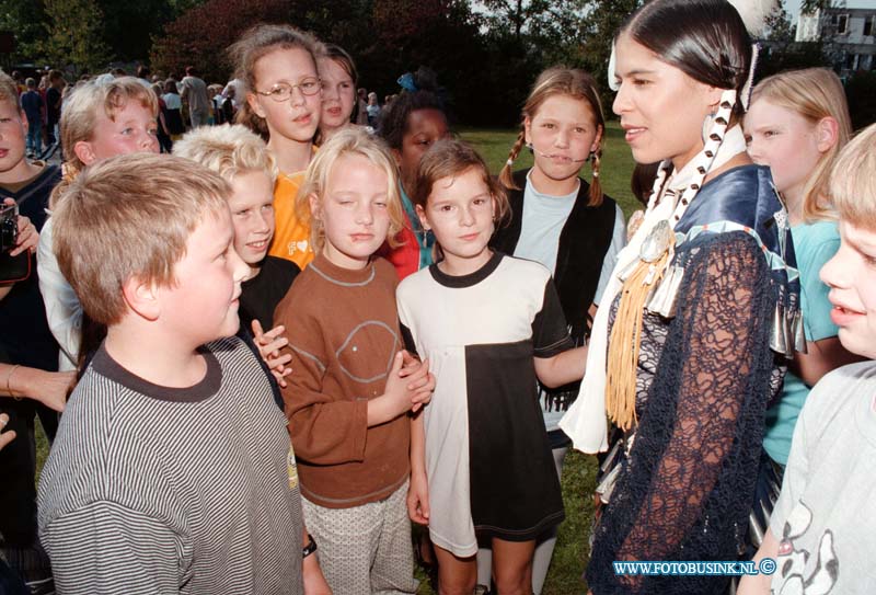 98092512.jpg - DE DORDTENAAR :DORDRECHTt:25-09-1998:SCHOOL DE KEERKRING OP DE OCKENBURG IN DORDRECHT ONTVANGEN VANDAAG ECHTE INDIANEN DIE IETS OVER HUN LAND EN LEEF WIJZEN VERTELLEN.Deze digitale foto blijft eigendom van FOTOPERSBURO BUSINK. Wij hanteren de voorwaarden van het N.V.F. en N.V.J. Gebruik van deze foto impliceert dat u bekend bent  en akkoord gaat met deze voorwaarden bij publicatie.EB/ETIENNE BUSINK