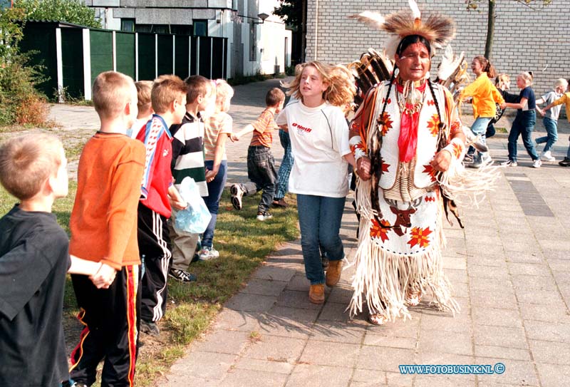 98092514.jpg - DE DORDTENAAR :DORDRECHTt:25-09-1998:SCHOOL DE KEERKRING OP DE OCKENBURG IN DORDRECHT ONTVANGEN VANDAAG ECHTE INDIANEN DIE IETS OVER HUN LAND EN LEEF WIJZEN VERTELLEN.Deze digitale foto blijft eigendom van FOTOPERSBURO BUSINK. Wij hanteren de voorwaarden van het N.V.F. en N.V.J. Gebruik van deze foto impliceert dat u bekend bent  en akkoord gaat met deze voorwaarden bij publicatie.EB/ETIENNE BUSINK