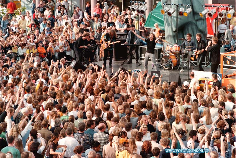 98092603.jpg - DE DORDTENAAR :DORDRECHT:26-09-1998:BIJ DE OPENING VAN HET VERNIEUWDE WC CRABBEHOF IN DORDRECHT RAAKTE MENING MEISJE UIT ZIJN ZINNEN BIJ HET OPTREDEN VAN DE KAST UIT FRIELAND OP .Deze digitale foto blijft eigendom van FOTOPERSBURO BUSINK. Wij hanteren de voorwaarden van het N.V.F. en N.V.J. Gebruik van deze foto impliceert dat u bekend bent  en akkoord gaat met deze voorwaarden bij publicatie.EB/ETIENNE BUSINK