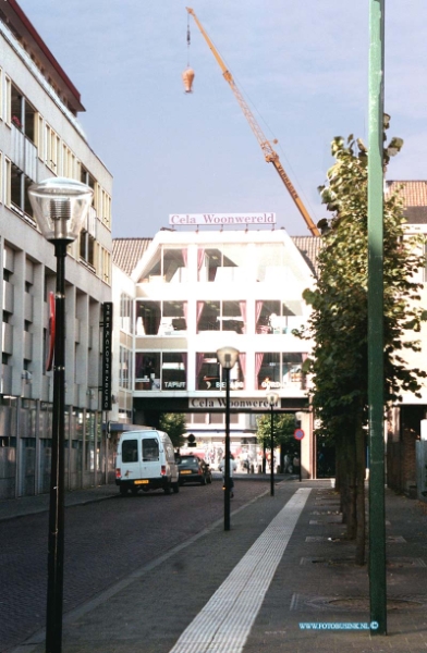 98092801.jpg - DE DORDTENAAR :DORDRECHT:28-09-1998:WOONTORENBOUW STATENPLEIN DORDT ZIE AAN KRAAN HOE HOOG HIJ WORDT GEZIEN VAN AF FOTO: DE VESTDeze digitale foto blijft eigendom van FOTOPERSBURO BUSINK. Wij hanteren de voorwaarden van het N.V.F. en N.V.J. Gebruik van deze foto impliceert dat u bekend bent  en akkoord gaat met deze voorwaarden bij publicatie.EB/ETIENNE BUSINK