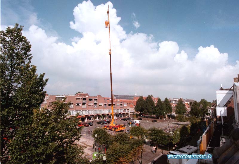 98092805.jpg - DE DORDTENAAR :DORDRECHT:28-09-1998:WOONTORENBOUW STATENPLEIN DORDT ZIE AAN KRAAN HOE HOOG HIJ WORDT GEZIEN VAN AF FOTO: GEZIEN VAN AF HET DAK VAN HET DREIVRIEDENHOFDeze digitale foto blijft eigendom van FOTOPERSBURO BUSINK. Wij hanteren de voorwaarden van het N.V.F. en N.V.J. Gebruik van deze foto impliceert dat u bekend bent  en akkoord gaat met deze voorwaarden bij publicatie.EB/ETIENNE BUSINK