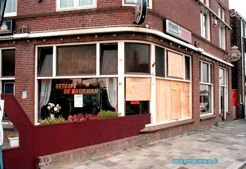 98092808.jpg - DE DORDTENAAR :DORDRECHT:28-09-1998:SCHADE AAN CAFE DE BUURMAN OP DE MERWEDESTRAAT 2 IN DORDT NA MASSALE VECHTPARTIJ IN DE NACHT VAN  ZATERDAG OP ZONDAG.Deze digitale foto blijft eigendom van FOTOPERSBURO BUSINK. Wij hanteren de voorwaarden van het N.V.F. en N.V.J. Gebruik van deze foto impliceert dat u bekend bent  en akkoord gaat met deze voorwaarden bij publicatie.EB/ETIENNE BUSINK