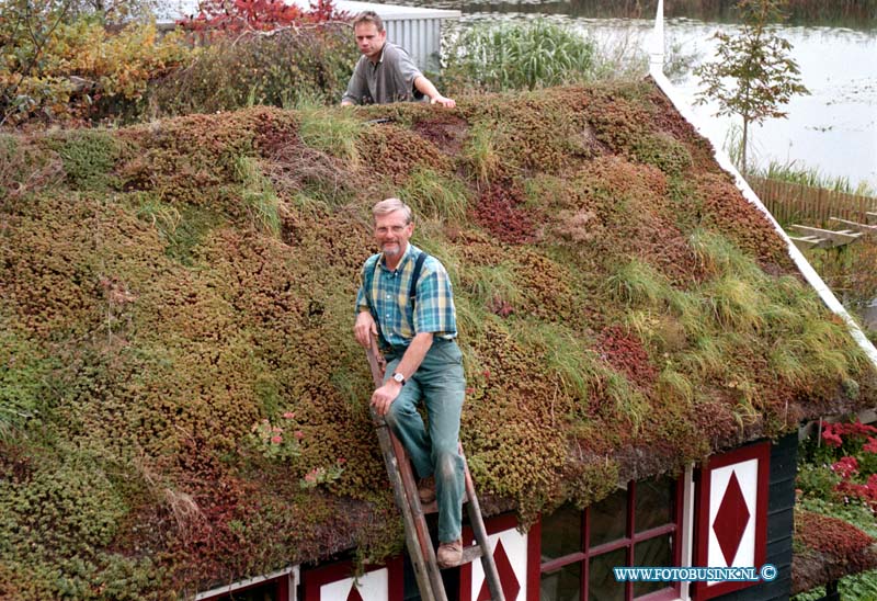 98092812.jpg - DE DORDTENAAR: MIDWEEK SPECIAALKINDERDIJK/ALBLASSERDAM:28-09-1998:DHR ADRIE HARTKOORN MET ZIJN BEDRIJF DIE DAKTUINEN AAN LEGT KINDERDIJK WEST 279.Deze digitale foto blijft eigendom van FOTOPERSBURO BUSINK. Wij hanteren de voorwaarden van het N.V.F. en N.V.J. Gebruik van deze foto impliceert dat u bekend bent  en akkoord gaat met deze voorwaarden bij publicatie.EB/ETIENNE BUSINK