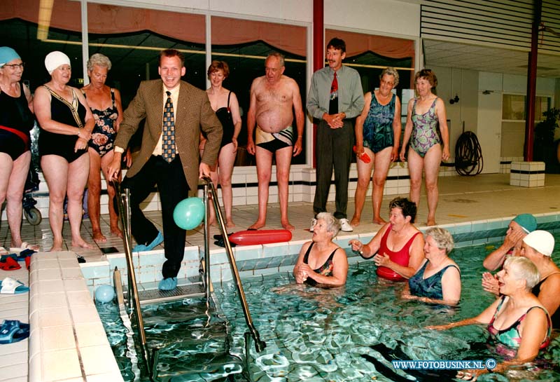 98092905.jpg - DE DORDTENAAR :strijen:zwembad wedhouder opend zwemles ouderen.Deze digitale foto blijft eigendom van FOTOPERSBURO BUSINK. Wij hanteren de voorwaarden van het N.V.F. en N.V.J. Gebruik van deze foto impliceert dat u bekend bent  en akkoord gaat met deze voorwaarden bij publicatie.EB/ETIENNE BUSINK