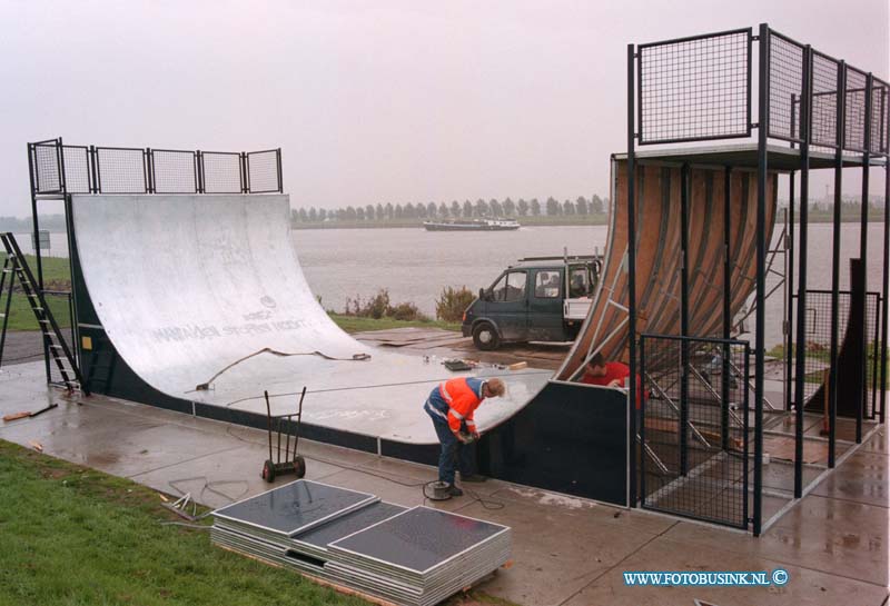 98093002.jpg - DE DORDTENAAR :S'GRAVENDEEL:30-09-1998:SCKATE HALFPIJP[ VOOR DE JEUGT OP DE KILWEG BOVEN OP DE TUNNEL AAN DE WATER KANT.Deze digitale foto blijft eigendom van FOTOPERSBURO BUSINK. Wij hanteren de voorwaarden van het N.V.F. en N.V.J. Gebruik van deze foto impliceert dat u bekend bent  en akkoord gaat met deze voorwaarden bij publicatie.EB/ETIENNE BUSINK