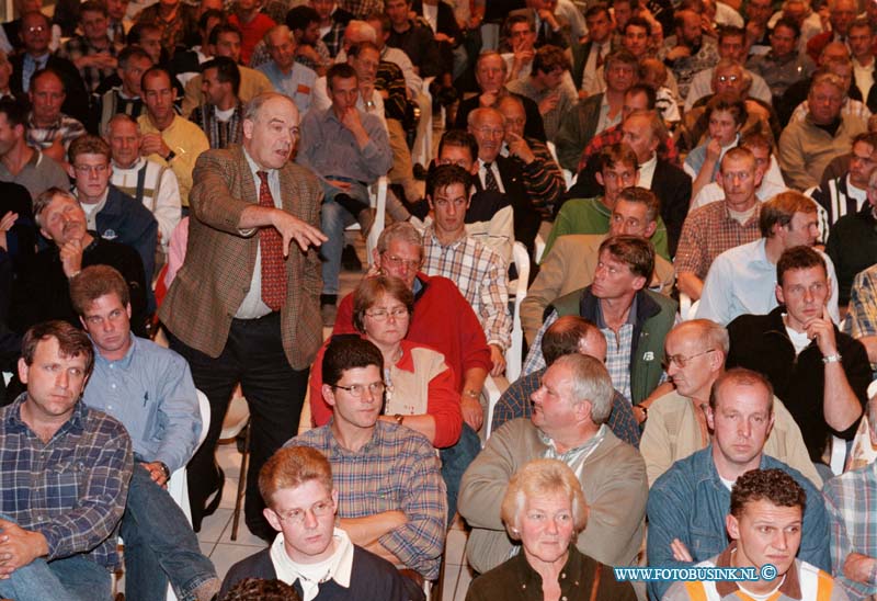 98093004.jpg - WLTO/WESTWEEK :ZUID BEYERLAND:30-09-1998: INFORMATIE AVOND WATEROVERLAST IN HOEKSEWAARD IN DE EENDRACHTSHOEVE TUYINWEG 3 .Deze digitale foto blijft eigendom van FOTOPERSBURO BUSINK. Wij hanteren de voorwaarden van het N.V.F. en N.V.J. Gebruik van deze foto impliceert dat u bekend bent  en akkoord gaat met deze voorwaarden bij publicatie.EB/ETIENNE BUSINK