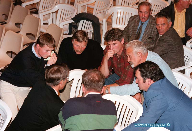 98093005.jpg - WLTO/WESTWEEK :ZUID BEYERLAND:30-09-1998: INFORMATIE AVOND WATEROVERLAST IN HOEKSEWAARD IN DE EENDRACHTSHOEVE TUYINWEG 3 .Deze digitale foto blijft eigendom van FOTOPERSBURO BUSINK. Wij hanteren de voorwaarden van het N.V.F. en N.V.J. Gebruik van deze foto impliceert dat u bekend bent  en akkoord gaat met deze voorwaarden bij publicatie.EB/ETIENNE BUSINK