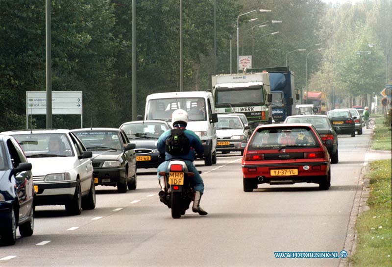 98100101.jpg - DE DORDTENAAR :DORDRECHT:01-10-1998:BOM ALARM BIJ DU P0NT OP INDUSTRIE TERREIN DE STAART DORDRECHT LATER BLEEK DAT HET VERDACHTE PAKJE EEN ZAK MET OUDE POETS DOEKEN WAS.Deze digitale foto blijft eigendom van FOTOPERSBURO BUSINK. Wij hanteren de voorwaarden van het N.V.F. en N.V.J. Gebruik van deze foto impliceert dat u bekend bent  en akkoord gaat met deze voorwaarden bij publicatie.EB/ETIENNE BUSINK