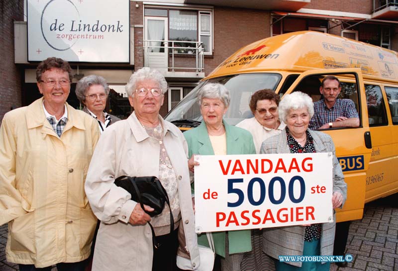 98100104.jpg - DE DORDTENAAR :ZWIJNDRECHT:01-10-1998:ZWIJNDRECHT DE 5000 STE PASSAIER DIE MET DE SENOIREN BUS WORDT VERWOERT NAAR DE LINDONK ROTTERDAMSEWEG 137B.Deze digitale foto blijft eigendom van FOTOPERSBURO BUSINK. Wij hanteren de voorwaarden van het N.V.F. en N.V.J. Gebruik van deze foto impliceert dat u bekend bent  en akkoord gaat met deze voorwaarden bij publicatie.EB/ETIENNE BUSINK