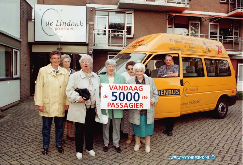 98100105.jpg - DE DORDTENAAR :ZWIJNDRECHT:01-10-1998:ZWIJNDRECHT DE 5000 STE PASSAIER DIE MET DE SENOIREN BUS WORDT VERWOERT NAAR DE LINDONK ROTTERDAMSEWEG 137B.Deze digitale foto blijft eigendom van FOTOPERSBURO BUSINK. Wij hanteren de voorwaarden van het N.V.F. en N.V.J. Gebruik van deze foto impliceert dat u bekend bent  en akkoord gaat met deze voorwaarden bij publicatie.EB/ETIENNE BUSINK