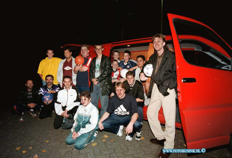 98100106.jpg - DE DORDTENAAR :DORDRECHT:01-10-1998: BUS JE GAAT WIJK DE STAART IN OM JEUGT TE INTERSEREN VOOR SPORT EN SPEEL.Deze digitale foto blijft eigendom van FOTOPERSBURO BUSINK. Wij hanteren de voorwaarden van het N.V.F. en N.V.J. Gebruik van deze foto impliceert dat u bekend bent  en akkoord gaat met deze voorwaarden bij publicatie.EB/ETIENNE BUSINK