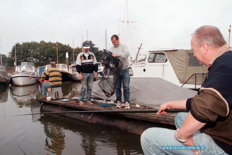 98100107.jpg - NETWERK/STADSVERVOER :DORDRECHT:01-10-1998:VISWEDSTRIJD OP T WANTIJHAVENTJE FOTO VOORZITTER AD VAN GEMEREN TIJDENS HET VISSENDeze digitale foto blijft eigendom van FOTOPERSBURO BUSINK. Wij hanteren de voorwaarden van het N.V.F. en N.V.J. Gebruik van deze foto impliceert dat u bekend bent  en akkoord gaat met deze voorwaarden bij publicatie.EB/ETIENNE BUSINK