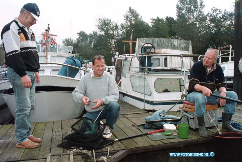 98100108.jpg - NETWERK/STADSVERVOER :DORDRECHT:01-10-1998:VISWEDSTRIJD OP T WANTIJHAVENTJE FOTO VOORZITTER AD VAN GEMEREN TIJDENS HET VISSENDeze digitale foto blijft eigendom van FOTOPERSBURO BUSINK. Wij hanteren de voorwaarden van het N.V.F. en N.V.J. Gebruik van deze foto impliceert dat u bekend bent  en akkoord gaat met deze voorwaarden bij publicatie.EB/ETIENNE BUSINK