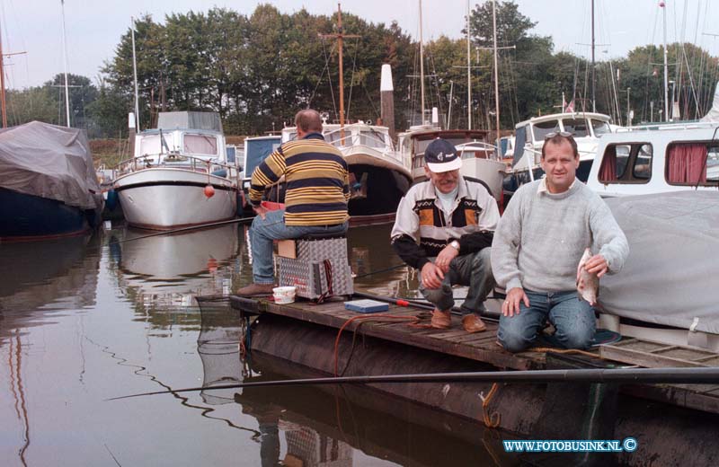 98100109.jpg - NETWERK/STADSVERVOER :DORDRECHT:01-10-1998:VISWEDSTRIJD OP T WANTIJHAVENTJE FOTO VOORZITTER AD VAN GEMEREN TIJDENS HET VISSENDeze digitale foto blijft eigendom van FOTOPERSBURO BUSINK. Wij hanteren de voorwaarden van het N.V.F. en N.V.J. Gebruik van deze foto impliceert dat u bekend bent  en akkoord gaat met deze voorwaarden bij publicatie.EB/ETIENNE BUSINK