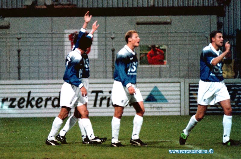 98100301.jpg - WFA :DORDRECHT:VOETBAL DORDT 90/VVV:DE OVERWINING VAN VVV OP DORDT 90 NA HET EERSTE DOELPUNT IN DE WESTRIJD IN HET STADION AAN DE KROMEDIJK.Deze digitale foto blijft eigendom van FOTOPERSBURO BUSINK. Wij hanteren de voorwaarden van het N.V.F. en N.V.J. Gebruik van deze foto impliceert dat u bekend bent  en akkoord gaat met deze voorwaarden bij publicatie.EB/ETIENNE BUSINK