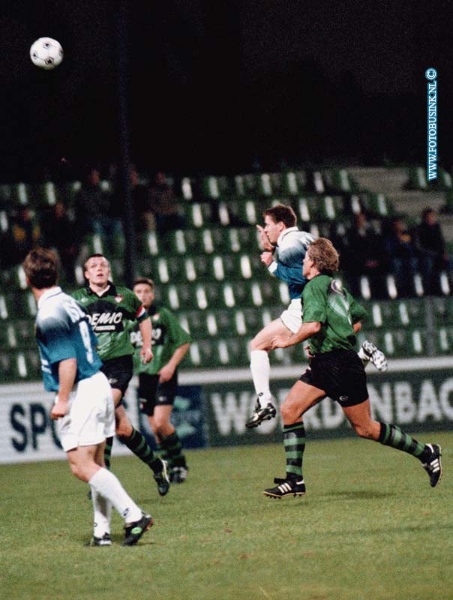 98100303.jpg - WFA :DORDRECHT:VOETBAL DORDT 90/VVV:EEN SPEL MOMENT VAN VVV OP DORDT 90  OP ZOEK NAAR EEN TWEEDE DOELPUNT IN DE WESTRIJD IN HET STADION AAN DE KROMEDIJK.Deze digitale foto blijft eigendom van FOTOPERSBURO BUSINK. Wij hanteren de voorwaarden van het N.V.F. en N.V.J. Gebruik van deze foto impliceert dat u bekend bent  en akkoord gaat met deze voorwaarden bij publicatie.EB/ETIENNE BUSINK