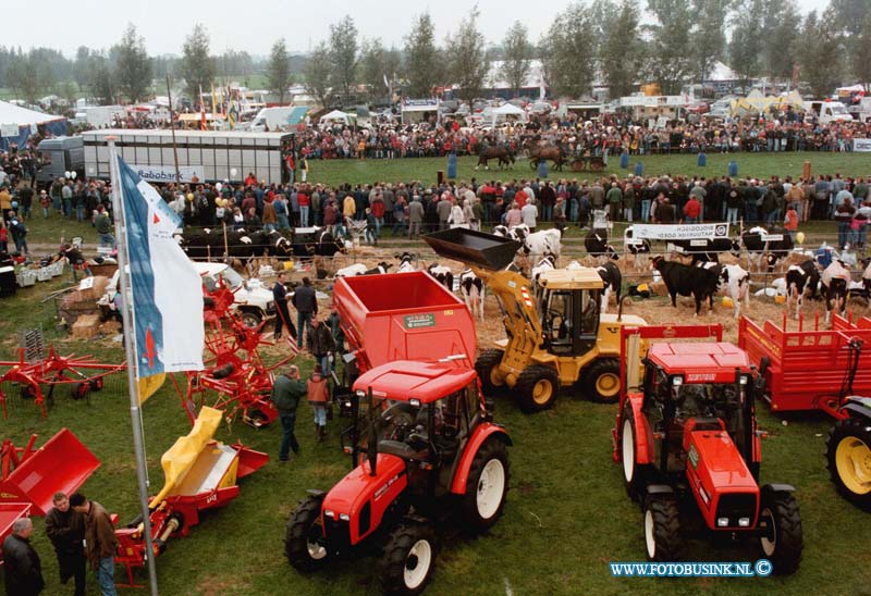 98100307.jpg - DE DORDTENAAR :HOORENAAR:03-10-1998:DE FOK VEEDAG IN HOORENAAR WAS WEER EEN GROOT SUCCES.DE HELE DAG WAREN OVERAL VELE MENSEN AAN HET KIJKEN EN VOOR AL AAN HET ETEN VAN WEGEN DE KOU.Deze digitale foto blijft eigendom van FOTOPERSBURO BUSINK. Wij hanteren de voorwaarden van het N.V.F. en N.V.J. Gebruik van deze foto impliceert dat u bekend bent  en akkoord gaat met deze voorwaarden bij publicatie.EB/ETIENNE BUSINK