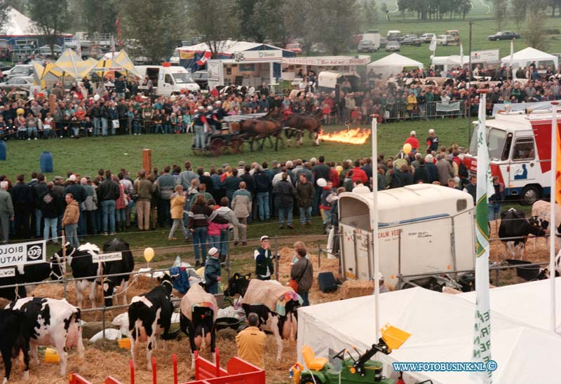 98100308.jpg - DE DORDTENAAR :HOORENAAR:03-10-1998:DE FOK VEEDAG IN HOORENAAR WAS WEER EEN GROOT SUCCES.DE HELE DAG WAREN OVERAL VELE MENSEN AAN HET KIJKEN EN VOOR AL AAN HET ETEN VAN WEGEN DE KOU.Deze digitale foto blijft eigendom van FOTOPERSBURO BUSINK. Wij hanteren de voorwaarden van het N.V.F. en N.V.J. Gebruik van deze foto impliceert dat u bekend bent  en akkoord gaat met deze voorwaarden bij publicatie.EB/ETIENNE BUSINK