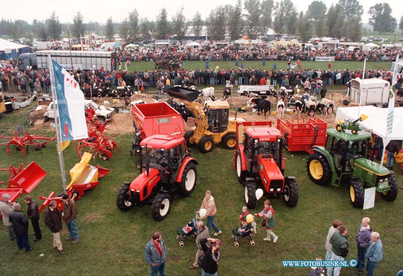 98100309.jpg - DE DORDTENAAR :HOORENAAR:03-10-1998:DE FOK VEEDAG IN HOORENAAR WAS WEER EEN GROOT SUCCES.DE HELE DAG WAREN OVERAL VELE MENSEN AAN HET KIJKEN EN VOOR AL AAN HET ETEN VAN WEGEN DE KOU.Deze digitale foto blijft eigendom van FOTOPERSBURO BUSINK. Wij hanteren de voorwaarden van het N.V.F. en N.V.J. Gebruik van deze foto impliceert dat u bekend bent  en akkoord gaat met deze voorwaarden bij publicatie.EB/ETIENNE BUSINK