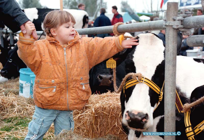 98100310.jpg - DE DORDTENAAR :HOORENAAR:03-10-1998:DE FOK VEEDAG IN HOORENAAR WAS WEER EEN GROOT SUCCES.DE HELE DAG WAREN OVERAL VELE MENSEN AAN HET KIJKEN EN VOOR AL AAN HET ETEN VAN WEGEN DE KOU.Deze digitale foto blijft eigendom van FOTOPERSBURO BUSINK. Wij hanteren de voorwaarden van het N.V.F. en N.V.J. Gebruik van deze foto impliceert dat u bekend bent  en akkoord gaat met deze voorwaarden bij publicatie.EB/ETIENNE BUSINK