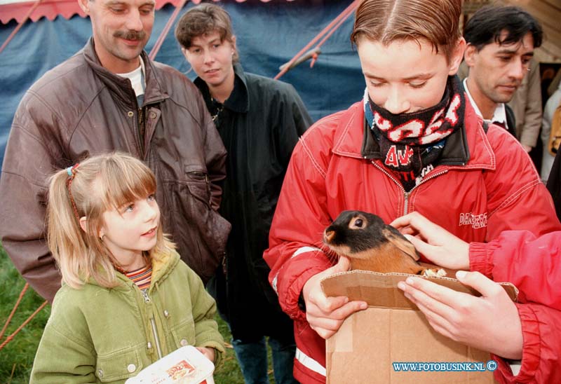 98100311.jpg - DE DORDTENAAR :HOORENAAR:03-10-1998:DE FOK VEEDAG IN HOORENAAR WAS WEER EEN GROOT SUCCES.DE HELE DAG WAREN OVERAL VELE MENSEN AAN HET KIJKEN EN VOOR AL AAN HET ETEN VAN WEGEN DE KOU.Deze digitale foto blijft eigendom van FOTOPERSBURO BUSINK. Wij hanteren de voorwaarden van het N.V.F. en N.V.J. Gebruik van deze foto impliceert dat u bekend bent  en akkoord gaat met deze voorwaarden bij publicatie.EB/ETIENNE BUSINK