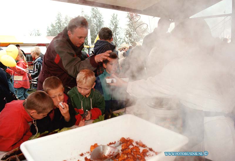 98100312.jpg - DE DORDTENAAR :HOORENAAR:03-10-1998:DE FOK VEEDAG IN HOORENAAR WAS WEER EEN GROOT SUCCES.DE HELE DAG WAREN OVERAL VELE MENSEN AAN HET KIJKEN EN VOOR AL AAN HET ETEN VAN WEGEN DE KOU.Deze digitale foto blijft eigendom van FOTOPERSBURO BUSINK. Wij hanteren de voorwaarden van het N.V.F. en N.V.J. Gebruik van deze foto impliceert dat u bekend bent  en akkoord gaat met deze voorwaarden bij publicatie.EB/ETIENNE BUSINK