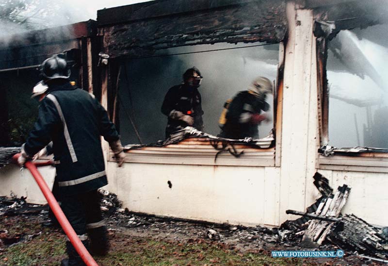 98100401.jpg - DE DORDTENAAR :HEERJAARSDAM:04-10-1998:VAN MORGENVROEG BRANDE HET NOG NOIET GEOPENDE JEUG HOME IN HEERJAARSDAM GEHEEL UIT MOGELIJK BRANDSTICHTING OMDAT DE JEUGT VAN AF 16 JAAR ER NIET IN MOCHTEN.Deze digitale foto blijft eigendom van FOTOPERSBURO BUSINK. Wij hanteren de voorwaarden van het N.V.F. en N.V.J. Gebruik van deze foto impliceert dat u bekend bent  en akkoord gaat met deze voorwaarden bij publicatie.EB/ETIENNE BUSINK