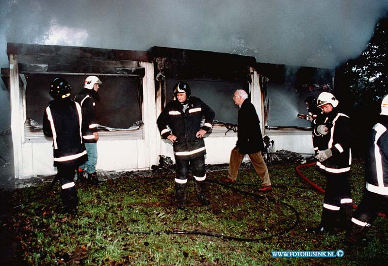 98100402.jpg - DE DORDTENAAR :HEERJAARSDAM:04-10-1998:VAN MORGENVROEG BRANDE HET NOG NOIET GEOPENDE JEUG HOME IN HEERJAARSDAM GEHEEL UIT MOGELIJK BRANDSTICHTING OMDAT DE JEUGT VAN AF 16 JAAR ER NIET IN MOCHTEN.Deze digitale foto blijft eigendom van FOTOPERSBURO BUSINK. Wij hanteren de voorwaarden van het N.V.F. en N.V.J. Gebruik van deze foto impliceert dat u bekend bent  en akkoord gaat met deze voorwaarden bij publicatie.EB/ETIENNE BUSINK