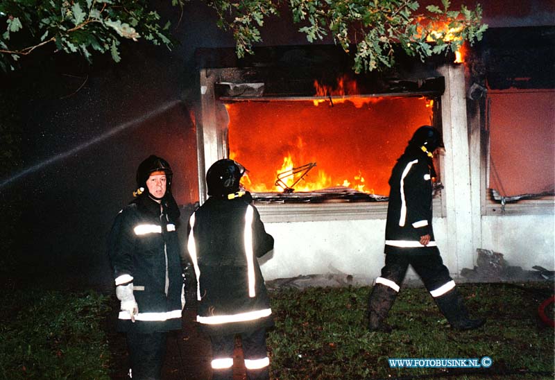 98100403.jpg - DE DORDTENAAR :HEERJAARSDAM:04-10-1998:VAN MORGENVROEG BRANDE HET NOG NOIET GEOPENDE JEUG HOME IN HEERJAARSDAM GEHEEL UIT MOGELIJK BRANDSTICHTING OMDAT DE JEUGT VAN AF 16 JAAR ER NIET IN MOCHTEN.Deze digitale foto blijft eigendom van FOTOPERSBURO BUSINK. Wij hanteren de voorwaarden van het N.V.F. en N.V.J. Gebruik van deze foto impliceert dat u bekend bent  en akkoord gaat met deze voorwaarden bij publicatie.EB/ETIENNE BUSINK