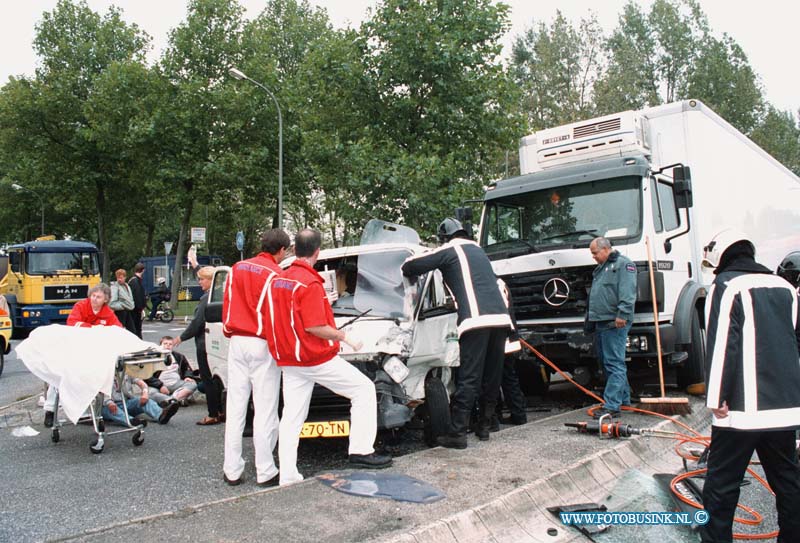 98100501.jpg - DE DORDTENAAR :ONGEVAL:05-10-1998:EEN AANRIJDING TUSSEN EN VRACHTAUTO EN EEN BUSJE LEVERDE 3 GEWONDEN EN HOOP SCHADE OP HET ONGEVAL GEBEURDE OP DE KSAMELING ONNERSWEG/ RIJKSTRAAT WEG.Deze digitale foto blijft eigendom van FOTOPERSBURO BUSINK. Wij hanteren de voorwaarden van het N.V.F. en N.V.J. Gebruik van deze foto impliceert dat u bekend bent  en akkoord gaat met deze voorwaarden bij publicatie.EB/ETIENNE BUSINK