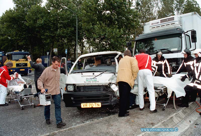 98100502.jpg - DE DORDTENAAR :ONGEVAL:05-10-1998:EEN AANRIJDING TUSSEN EN VRACHTAUTO EN EEN BUSJE LEVERDE 3 GEWONDEN EN HOOP SCHADE OP HET ONGEVAL GEBEURDE OP DE KSAMELING ONNERSWEG/ RIJKSTRAAT WEG.Deze digitale foto blijft eigendom van FOTOPERSBURO BUSINK. Wij hanteren de voorwaarden van het N.V.F. en N.V.J. Gebruik van deze foto impliceert dat u bekend bent  en akkoord gaat met deze voorwaarden bij publicatie.EB/ETIENNE BUSINK