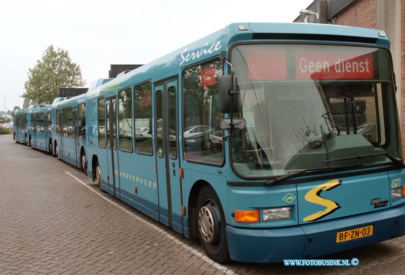 98100503.jpg - DE DORDTENAAR :DORDRECHT:05-10-1998:ALLE STADSBUSSEN  VAN STADSVERVEOR DORDRECHT WAREN VAN MIDDAG TUSSEN 13,00 UUR EN 15.30 IN DE BUS REMIESCHE OMDAT DE CHAUFFEUR EEN SPOED BIJ EENKOMST HADDEN OVER HET DE SLECHT FINACIELE POSITIE VAN HET BUS BEDRIJF NADAT HET DRIE BUSSEN SYSTEEM WERDT IN GEVOERD DAT NU DE BUSMAATSCHAPIJ DREIGT DE KOP TE KOSTEN.Deze digitale foto blijft eigendom van FOTOPERSBURO BUSINK. Wij hanteren de voorwaarden van het N.V.F. en N.V.J. Gebruik van deze foto impliceert dat u bekend bent  en akkoord gaat met deze voorwaarden bij publicatie.EB/ETIENNE BUSINK