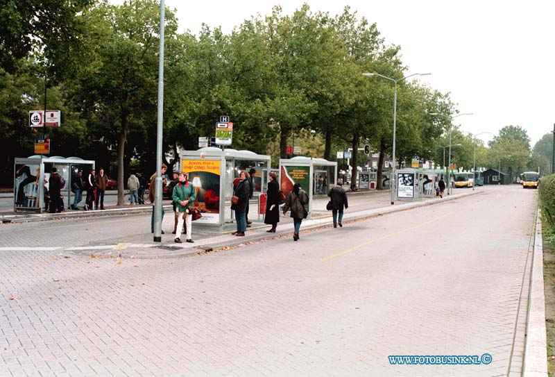 98100505.jpg - DE DORDTENAAR :DORDRECHT:05-10-1998:HET LEEGE BUSSTATION NABIJ HET STATION IN DORDRECHT I.V.M. ALLE STADSBUSSEN  VAN STADSVERVEOR DORDRECHT WAREN VAN MIDDAG TUSSEN 13,00 UUR EN 15.30 IN DE BUS REMIESCHE OMDAT DE CHAUFFEUR EEN SPOED BIJ EENKOMST HADDEN OVER HET DE SLECHT FINACIELE POSITIE VAN HET BUS BEDRIJF NADAT HET DRIE BUSSEN SYSTEEM WERDT IN GEVOERD DAT NU DE BUSMAATSCHAPIJ DREIGT DE KOP TE KOSTEN.Deze digitale foto blijft eigendom van FOTOPERSBURO BUSINK. Wij hanteren de voorwaarden van het N.V.F. en N.V.J. Gebruik van deze foto impliceert dat u bekend bent  en akkoord gaat met deze voorwaarden bij publicatie.EB/ETIENNE BUSINK