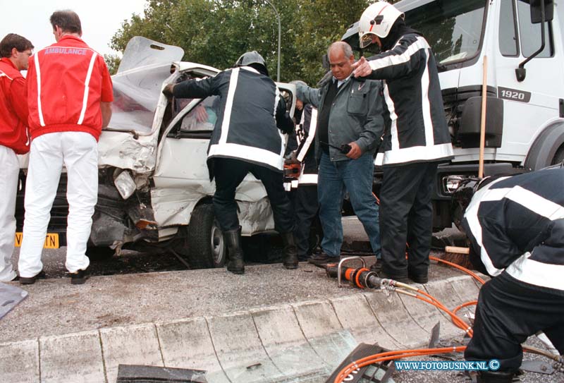 98100509.jpg - HET ROTTERDAMS DAGBLAD :ONGEVAL:05-10-1998:EEN AANRIJDING TUSSEN EN VRACHTAUTO EN EEN BUSJE LEVERDE 3 GEWONDEN EN HOOP SCHADE OP HET ONGEVAL GEBEURDE OP DE KAMELING ONNERSWEG/ RIJKSTRAAT WEG.Deze digitale foto blijft eigendom van FOTOPERSBURO BUSINK. Wij hanteren de voorwaarden van het N.V.F. en N.V.J. Gebruik van deze foto impliceert dat u bekend bent  en akkoord gaat met deze voorwaarden bij publicatie.EB/ETIENNE BUSINK